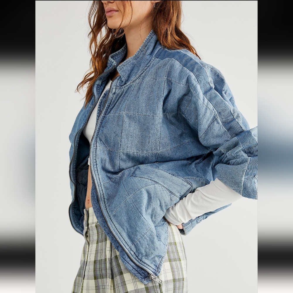 FREE PEOPLE Size Medium-Large Blue Denim Oversized Cozy Quilted Dolman Jacket